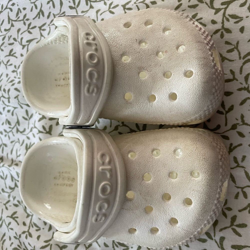 Toddler crocs size 4. Very good used condition